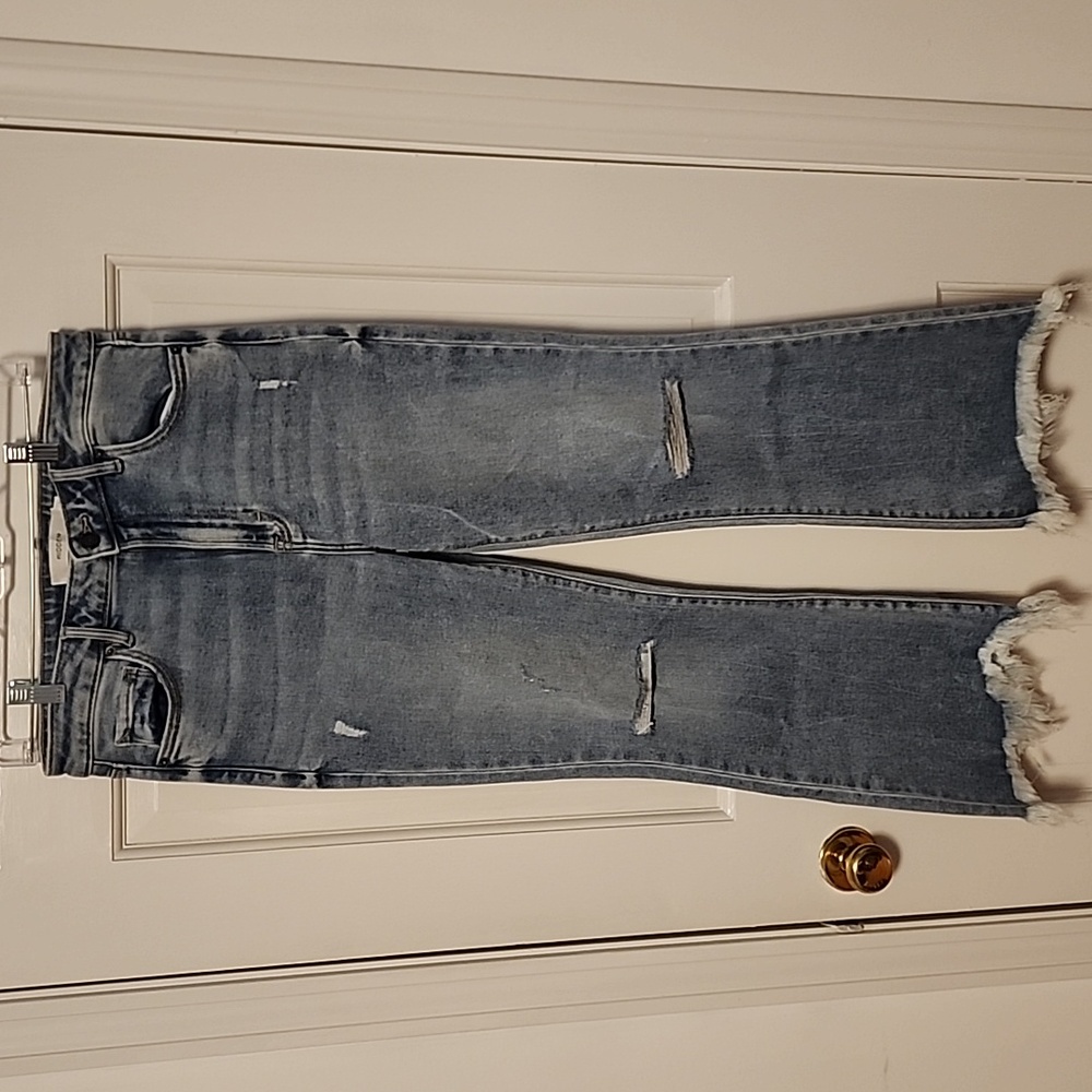 Distressed cropped jeans